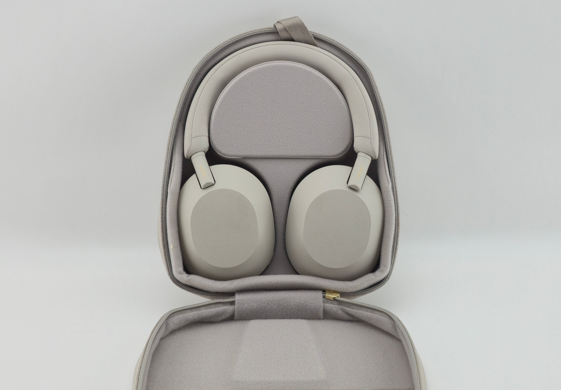 Беспроводные наушники Sony WH-1000XM5 (Серебро) (Уценка)